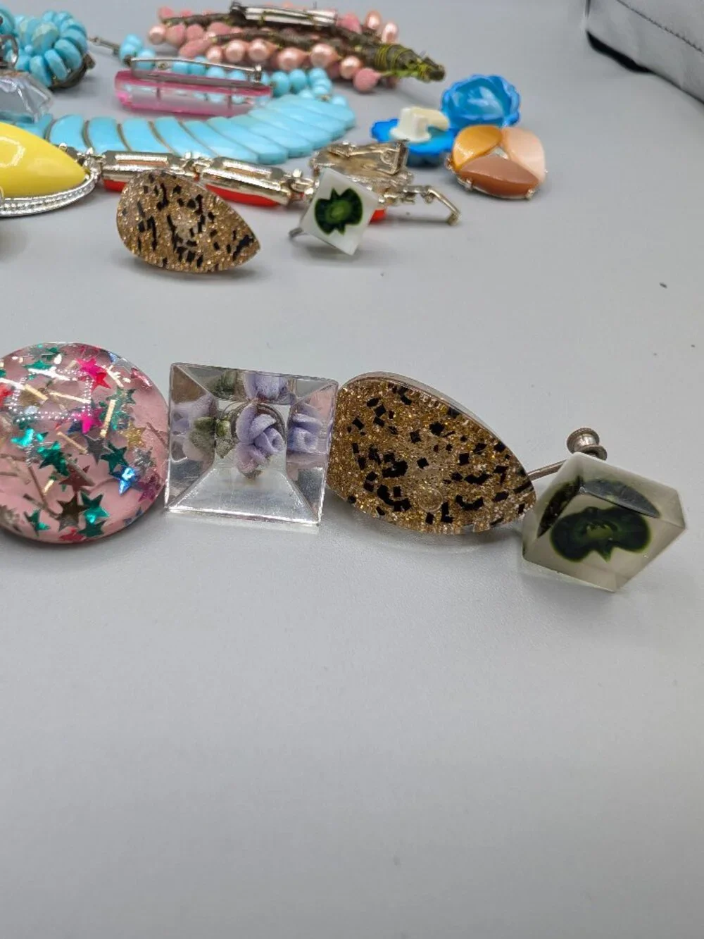 Vintage Early Plastic Jewelry, 12 Pairs Earrings +more - Picture 13 of 14